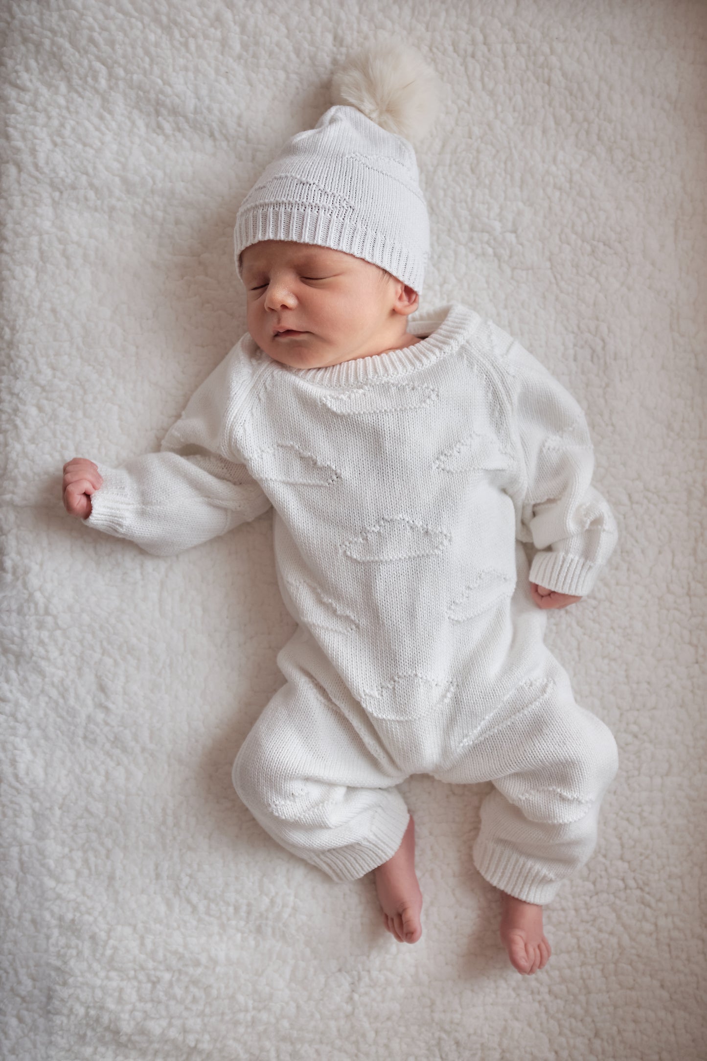 Conjunto tejido nubes blanco con cobija