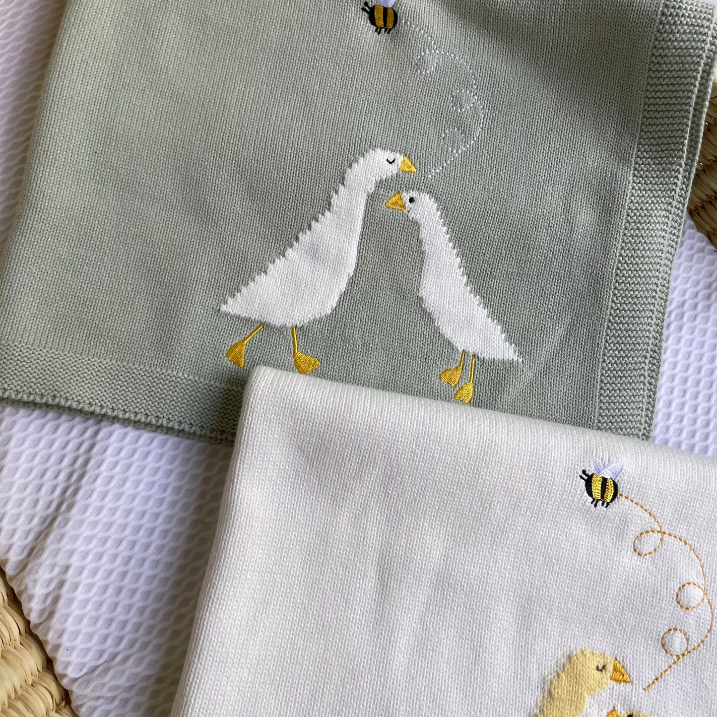 Detalle_Cobija_tejida_patos_amarilla_para_bebe