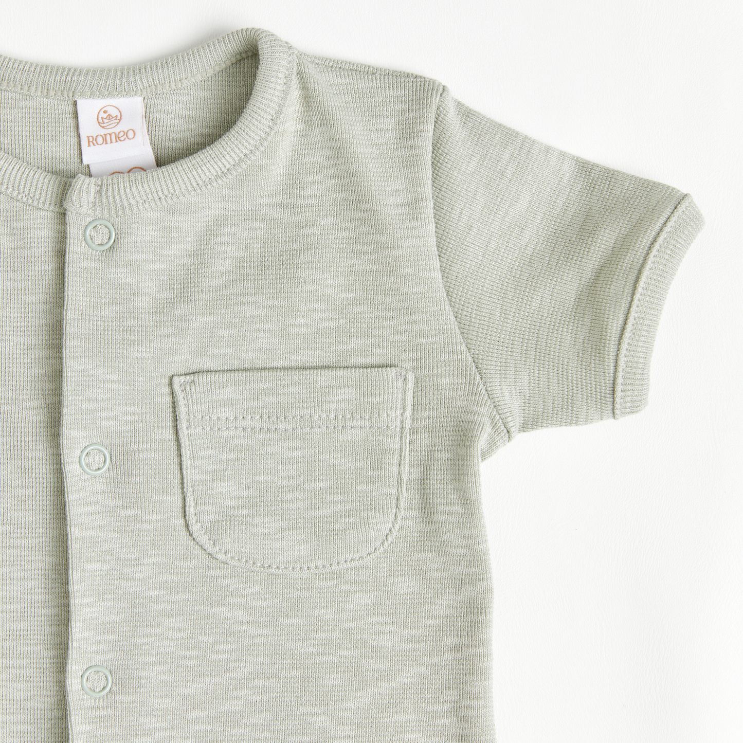 Detalle manga corta y bolsillo pijama verde