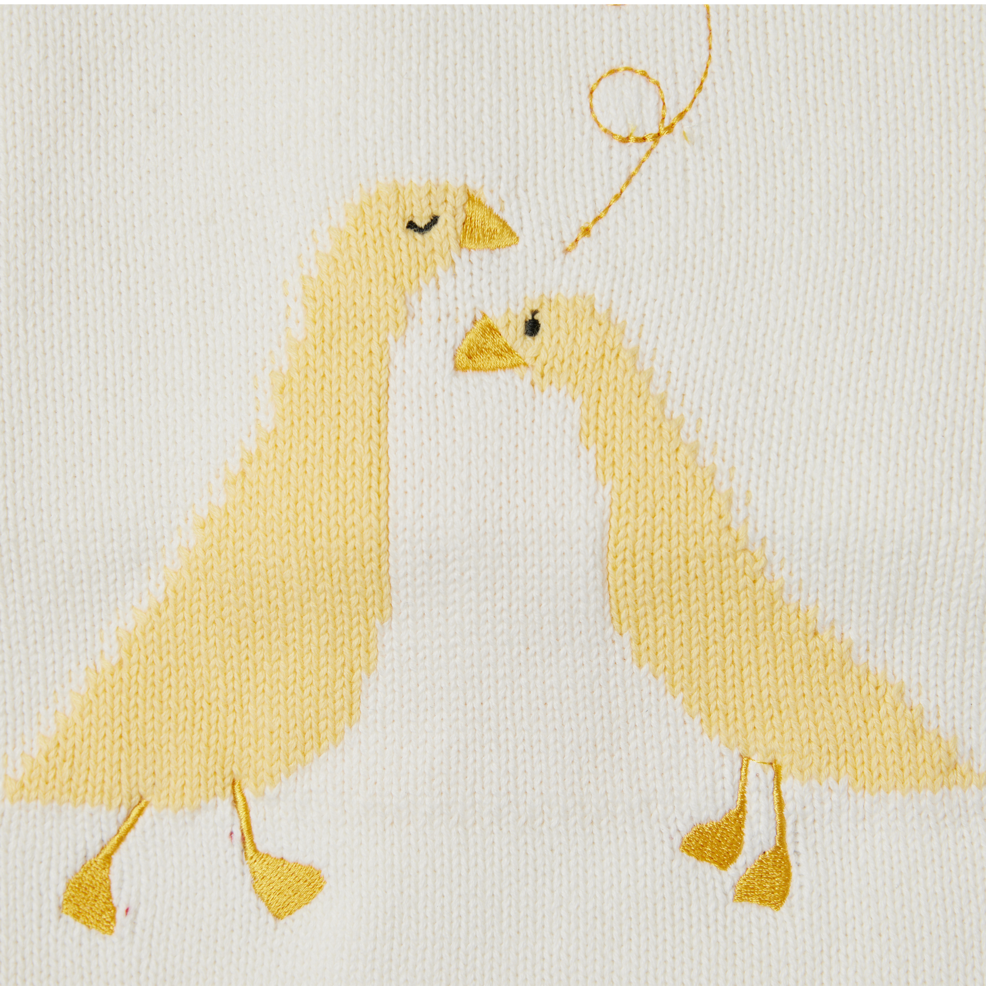 Detalle Cobija tejida patos amarilla para bebe