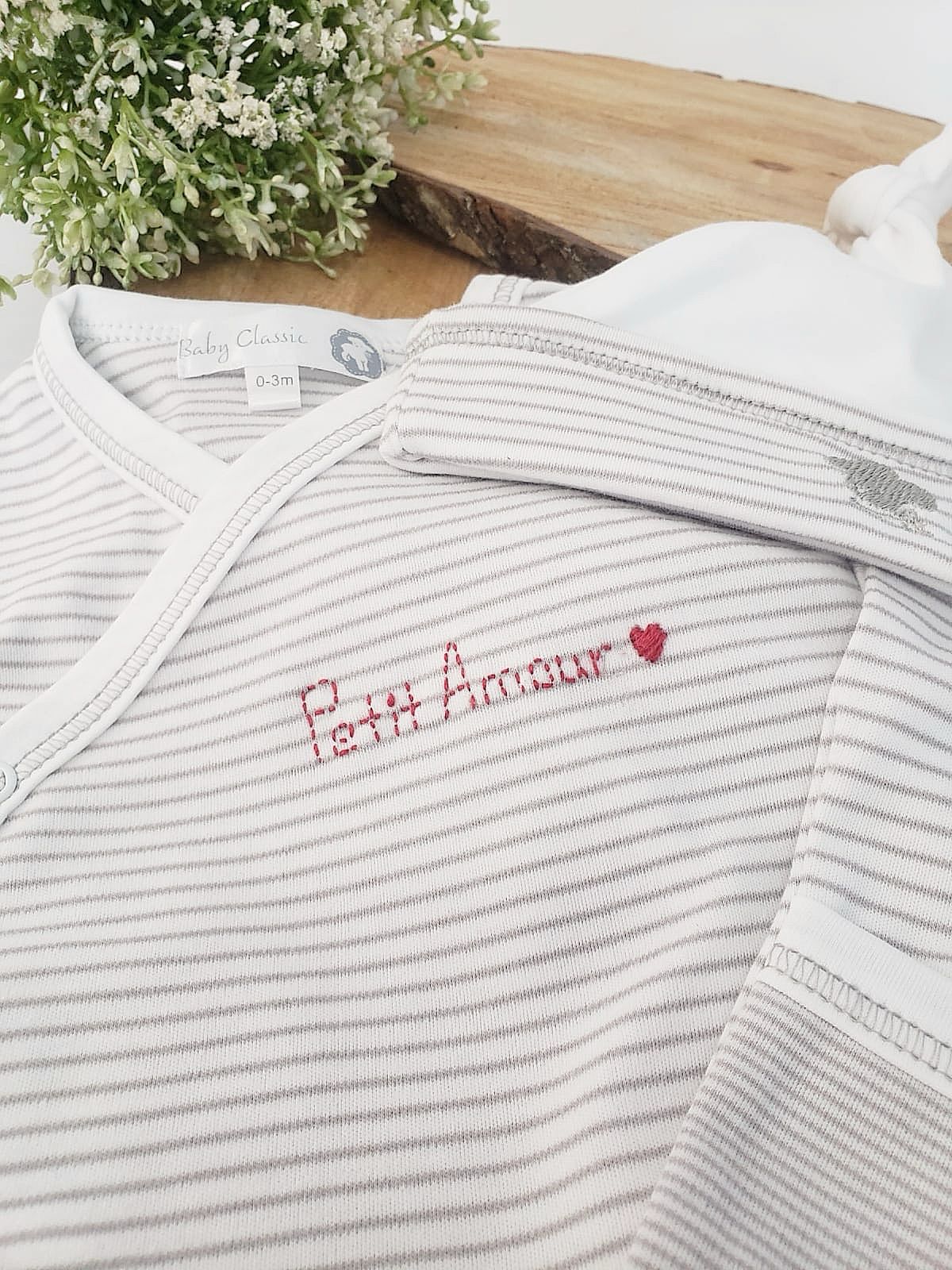 Pijama blanca y gris de algodón pima