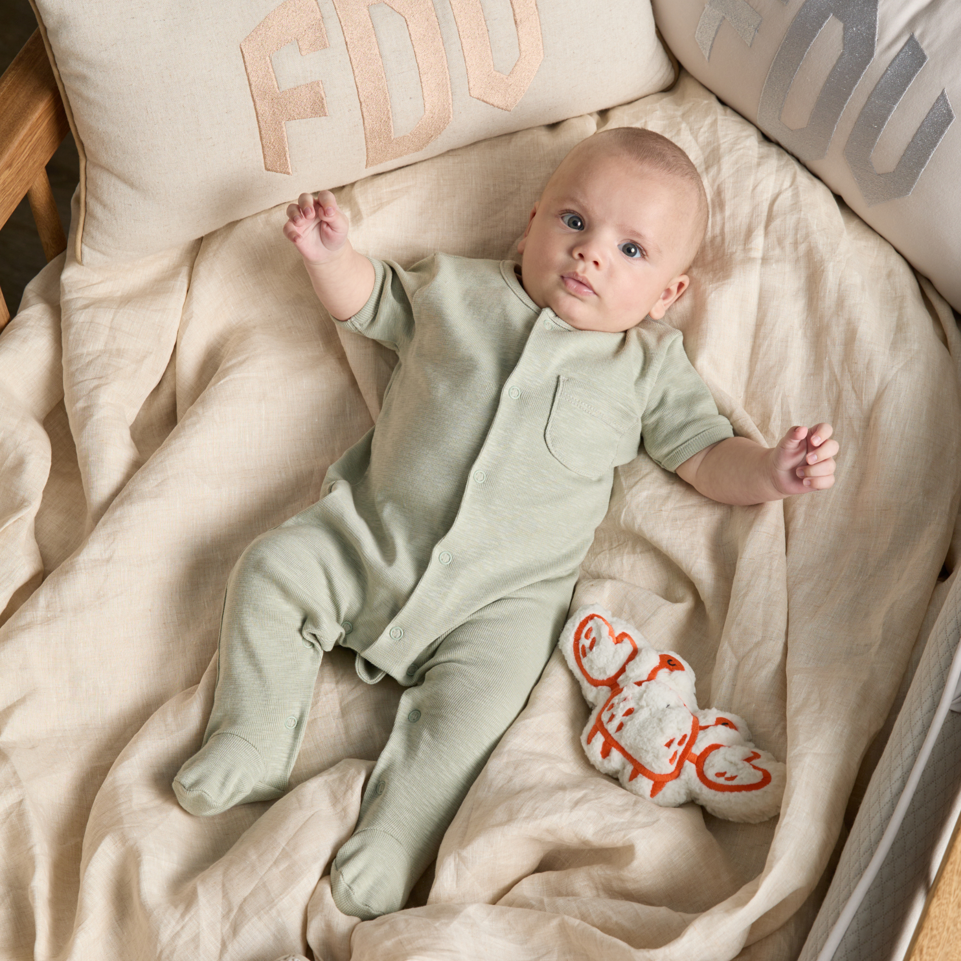 bebe con pijama verde manga corta